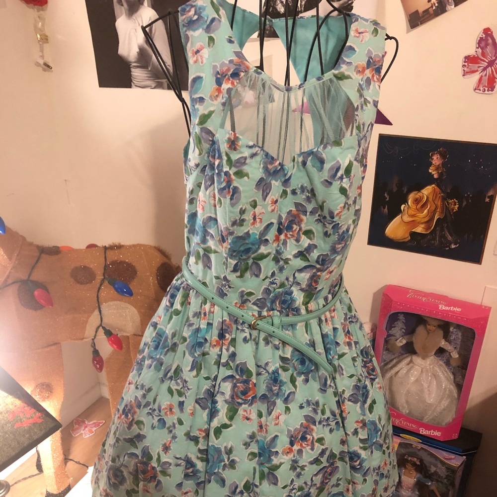 Super cute floral dress with belt 👗